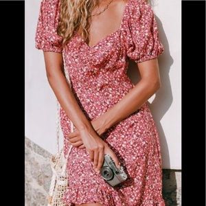 🎊 HOST PICK🎊 NWT! Red Ditsy Puff Sleeve Dress. Size LARGE🎊